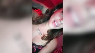 Diftjejen playing with herself in bed