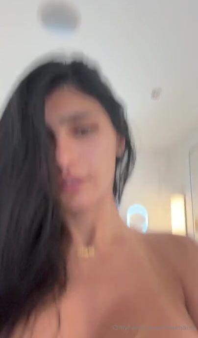Mia Khalifa - 40 Minute Naked Shower Livestream