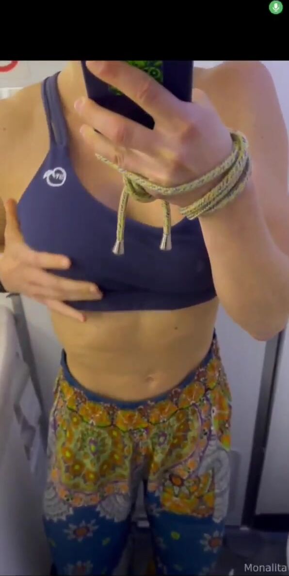 German fitness influencer shows off tits on plane