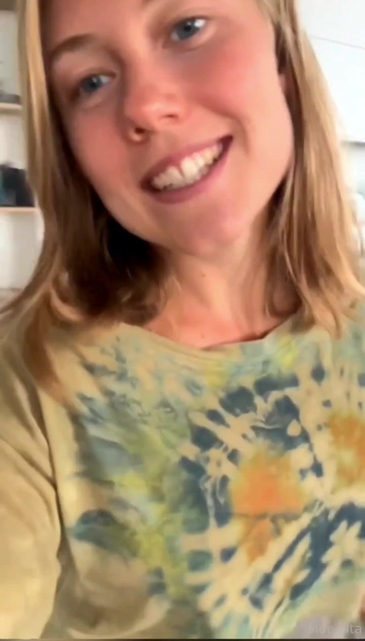 Fitness TikTok girl teasing