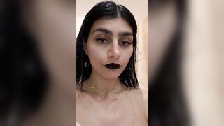 Mia Khalifa Naked And Chatting on Livestream