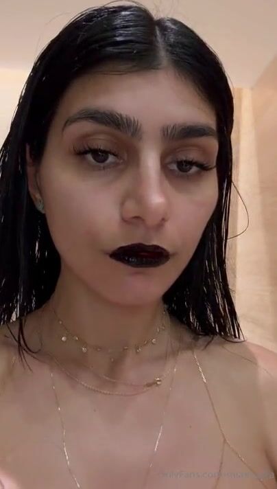 Mia Khalifa Naked And Chatting on Livestream