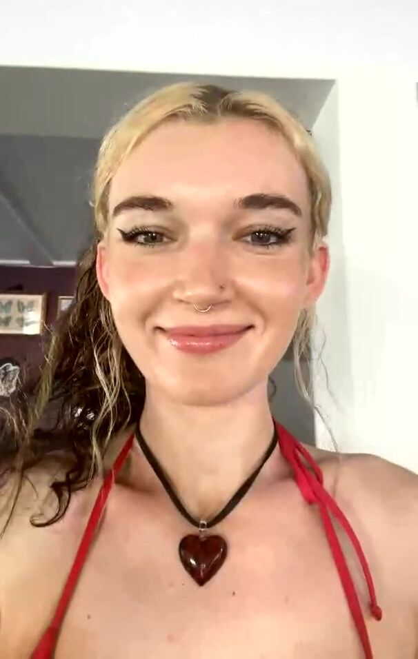 Madiruve Masturbating Pussy Live on Livestream