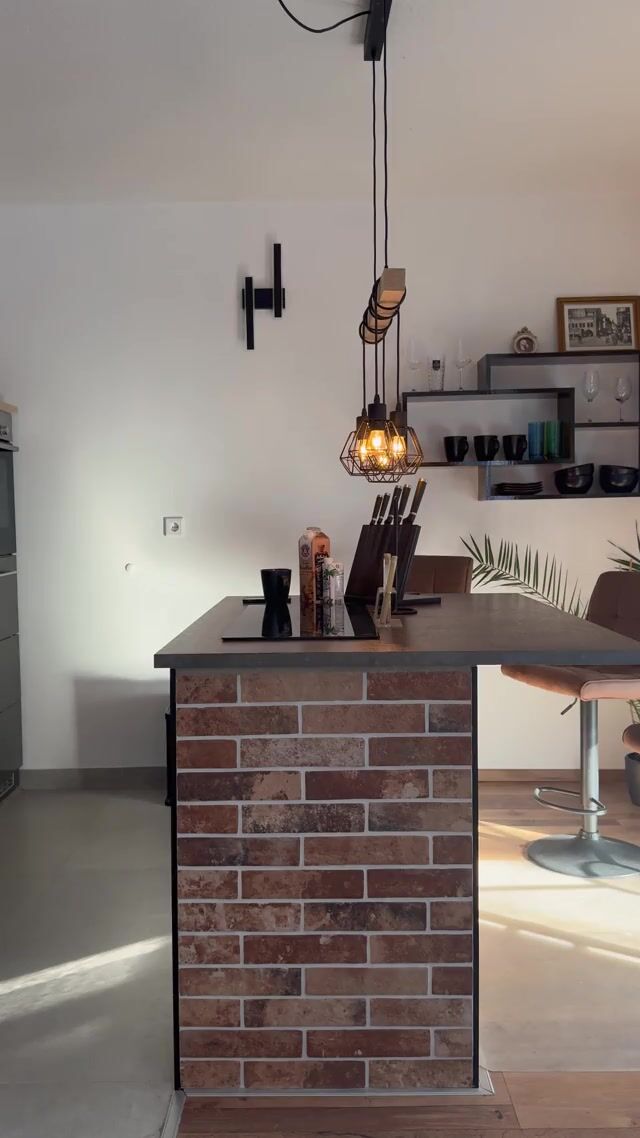 GoddessLena / Lenasworld plays with her stretched out pussy