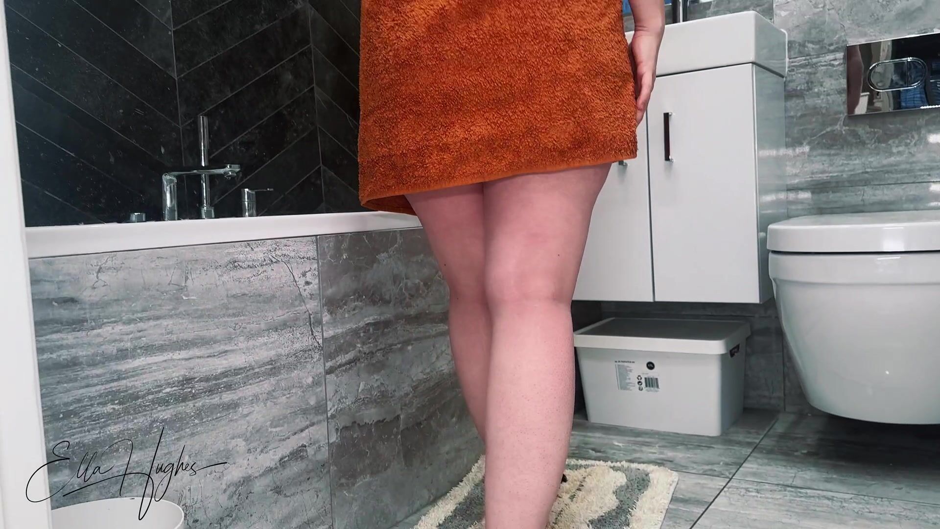 Ella Hughes -- Masturbating Pussy in Bathtub