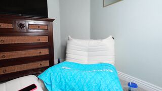 Bougie bb Gets Naked And Masturbates on Live