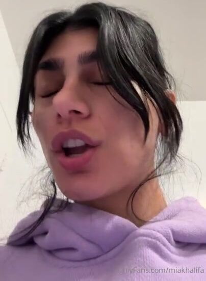 Mia Khalifa - Morning Striptease Livestream