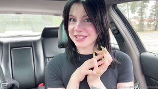 Norske Ann Helen fingrer i bilen