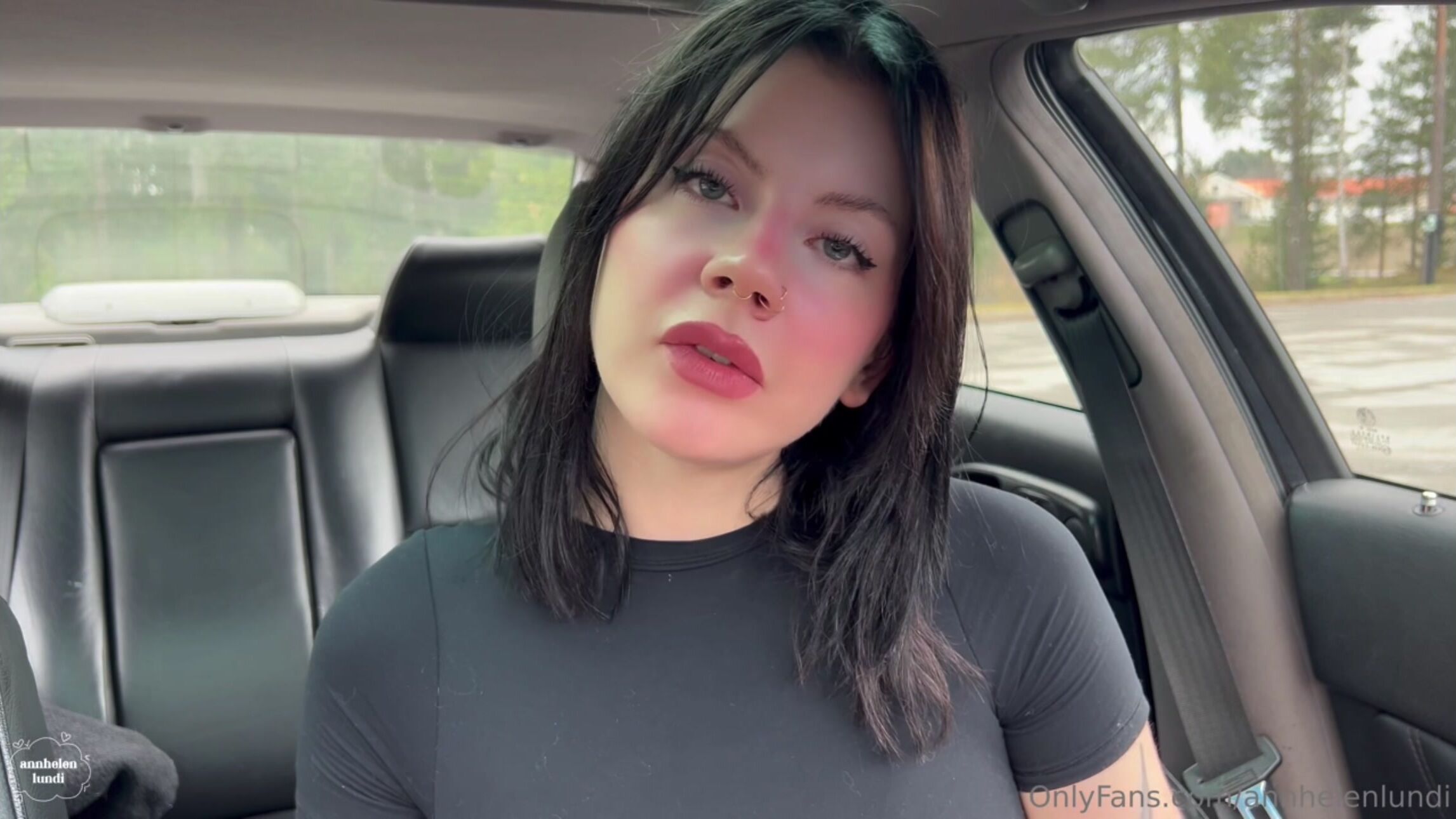 Norske Ann Helen fingrer i bilen