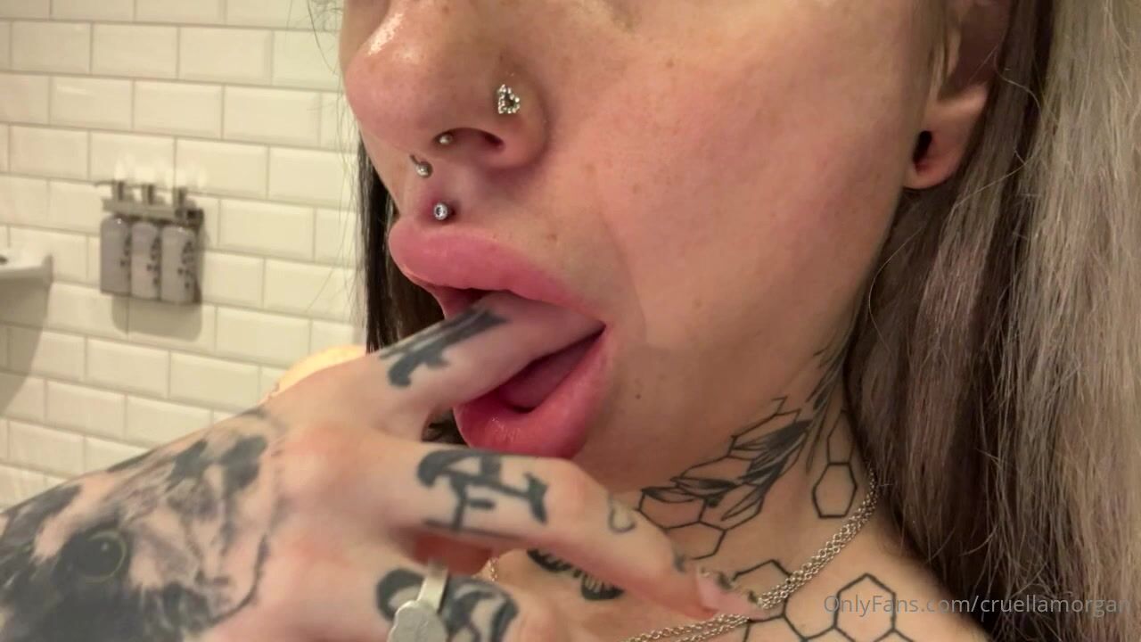 Cruellamorgan Sucks Fingers Close Up