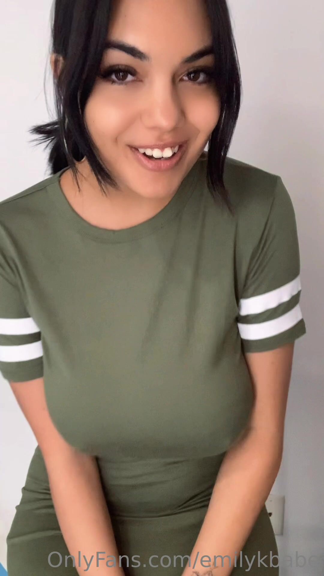 Emily Kaye Showing Big Tits And Masturbating to Hot Orgasm