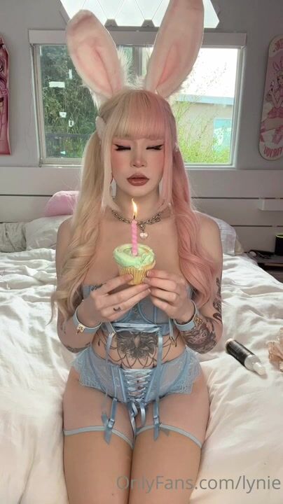 Lynie Nicole - Big Dildo Inside Gamer Sluts Tight Pussy