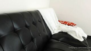 Vixentheminx Fucks Pussy With Dildo On The Couch