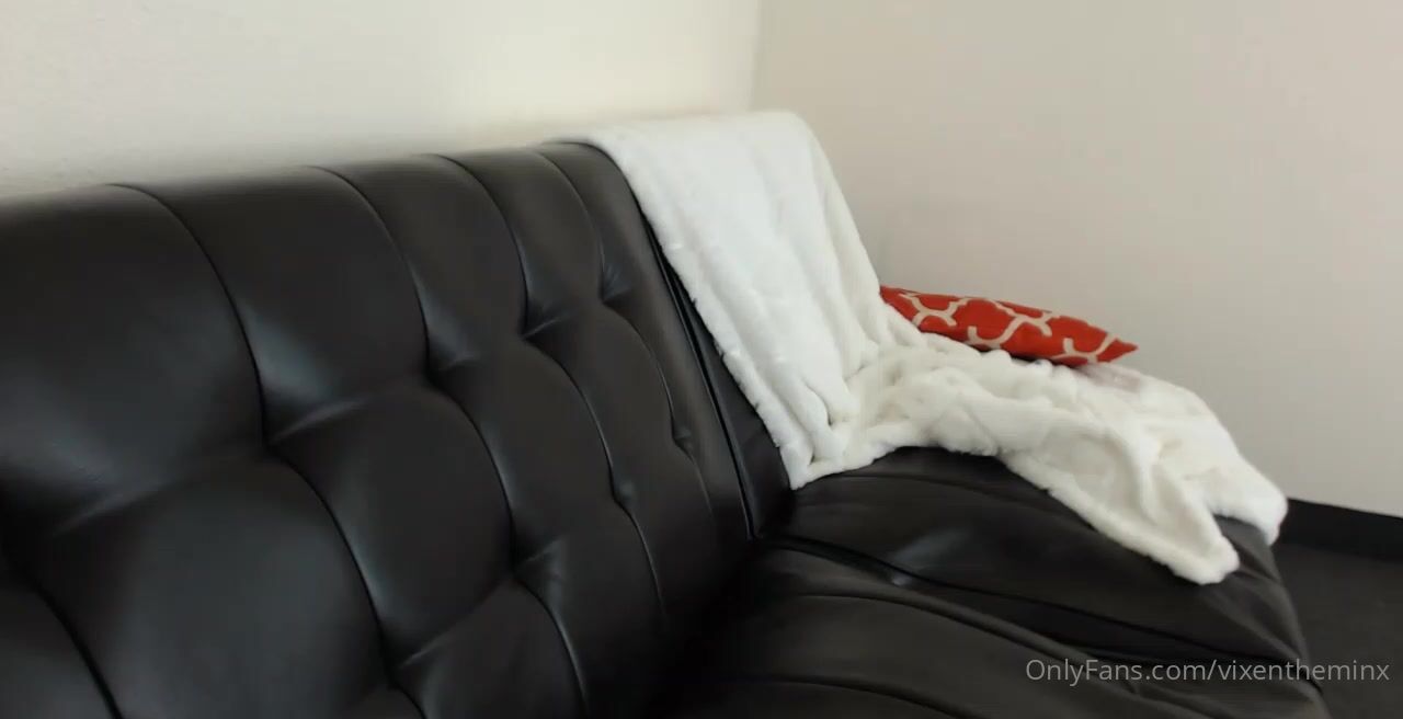 Vixentheminx Fucks Pussy With Dildo On The Couch