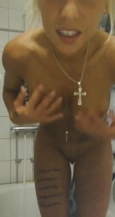 Svenske Katty leker i dusjen