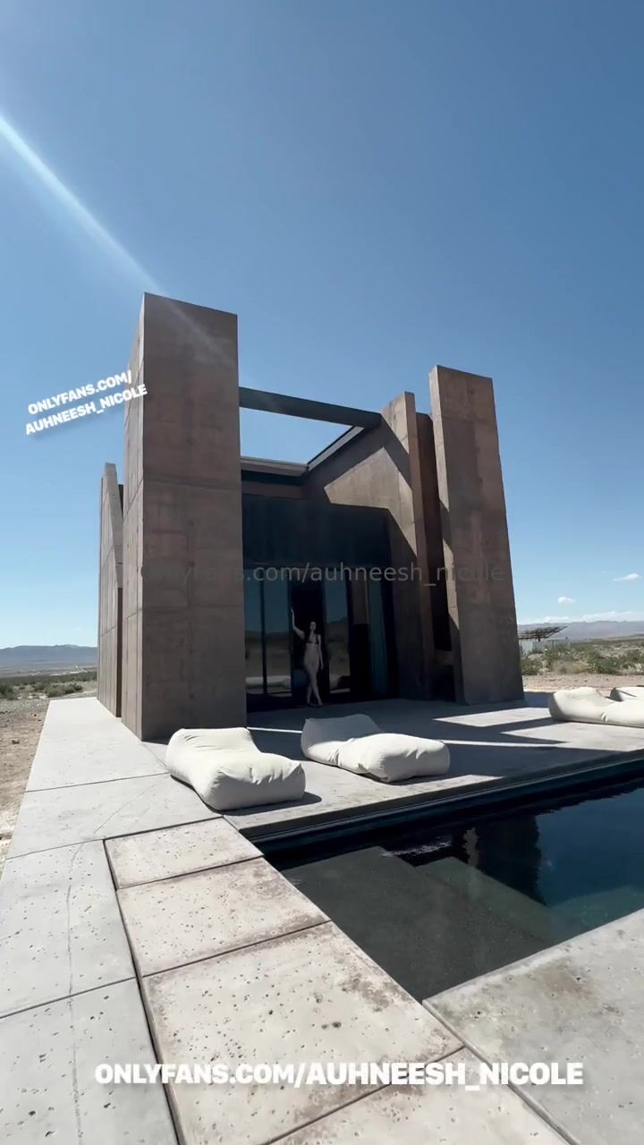 Auhneesh Nicole Gets Fucked Hard in Public Desert