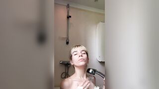 Swedish Frida Moretti shower