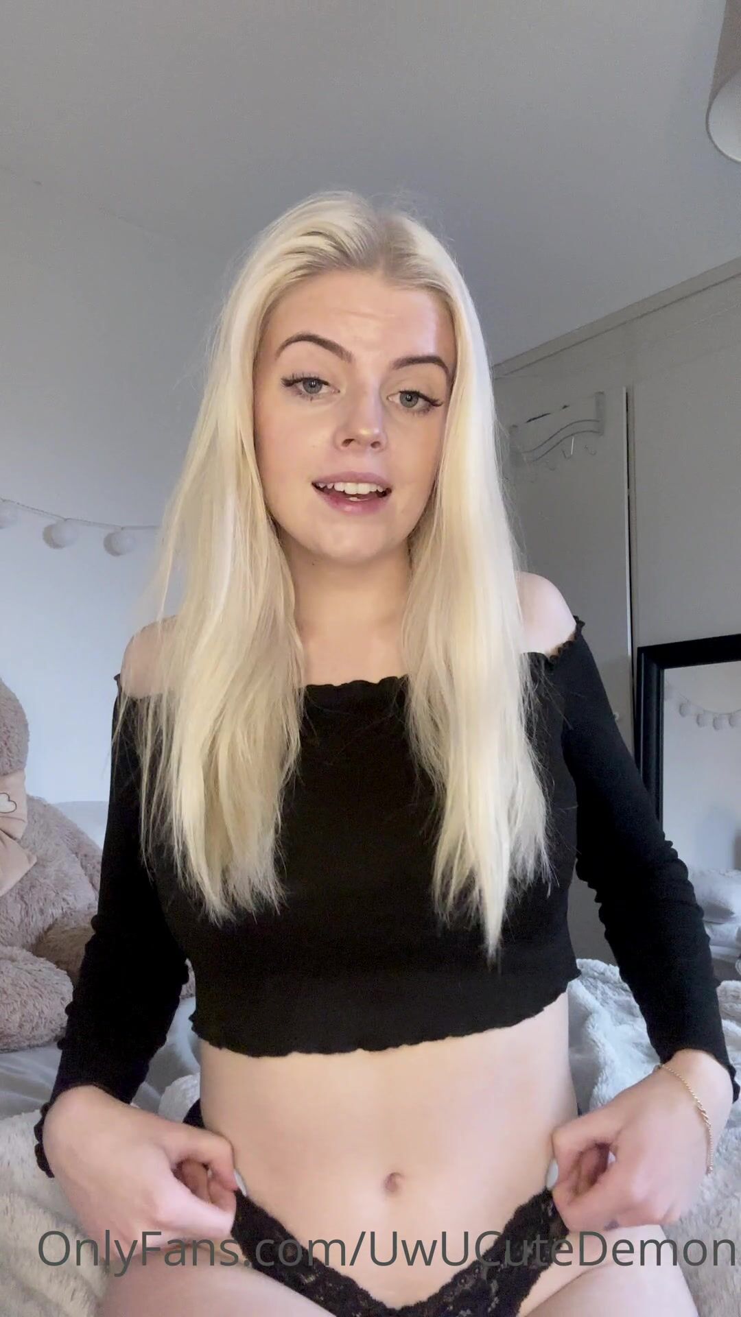 Swedish Cutedemon showing her dildos