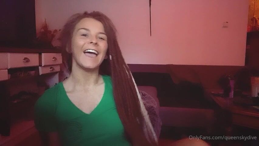 Norwegian Queenskydive Try Out New Buttplug