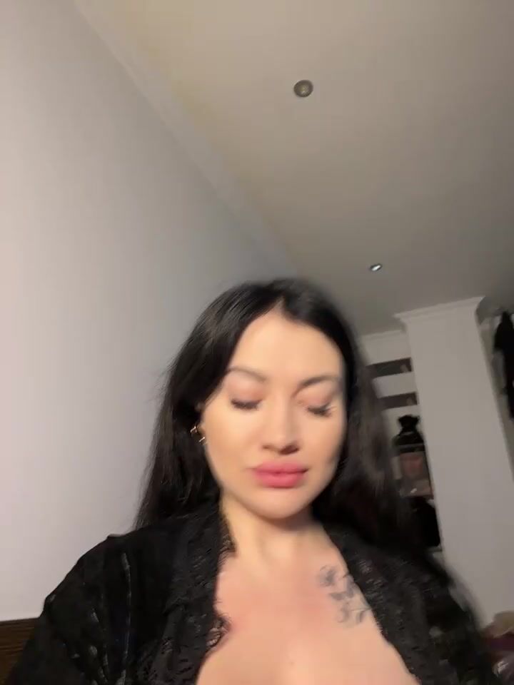 Wet Bunny Fisting Her Tight Pussy On Livestream