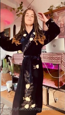 Norwegian Queenskydive Pole Dance