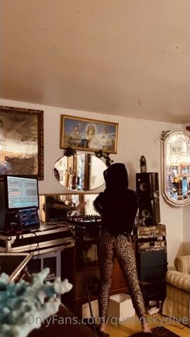 Norwegian Queenskydive Dance