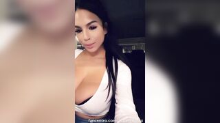 Autumn Falls Fingers Her Little Pussy In Car
