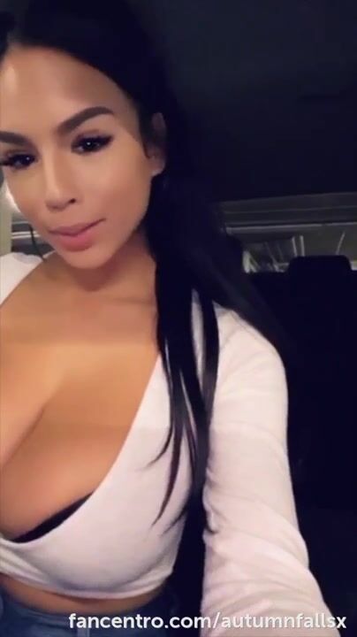 Autumn Falls Fingers Her Little Pussy In Car