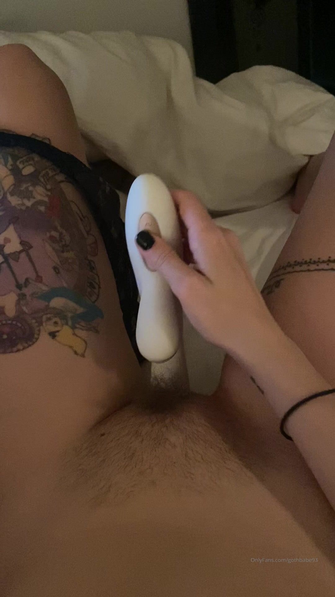 Swedish Gothbabe93 cums for you