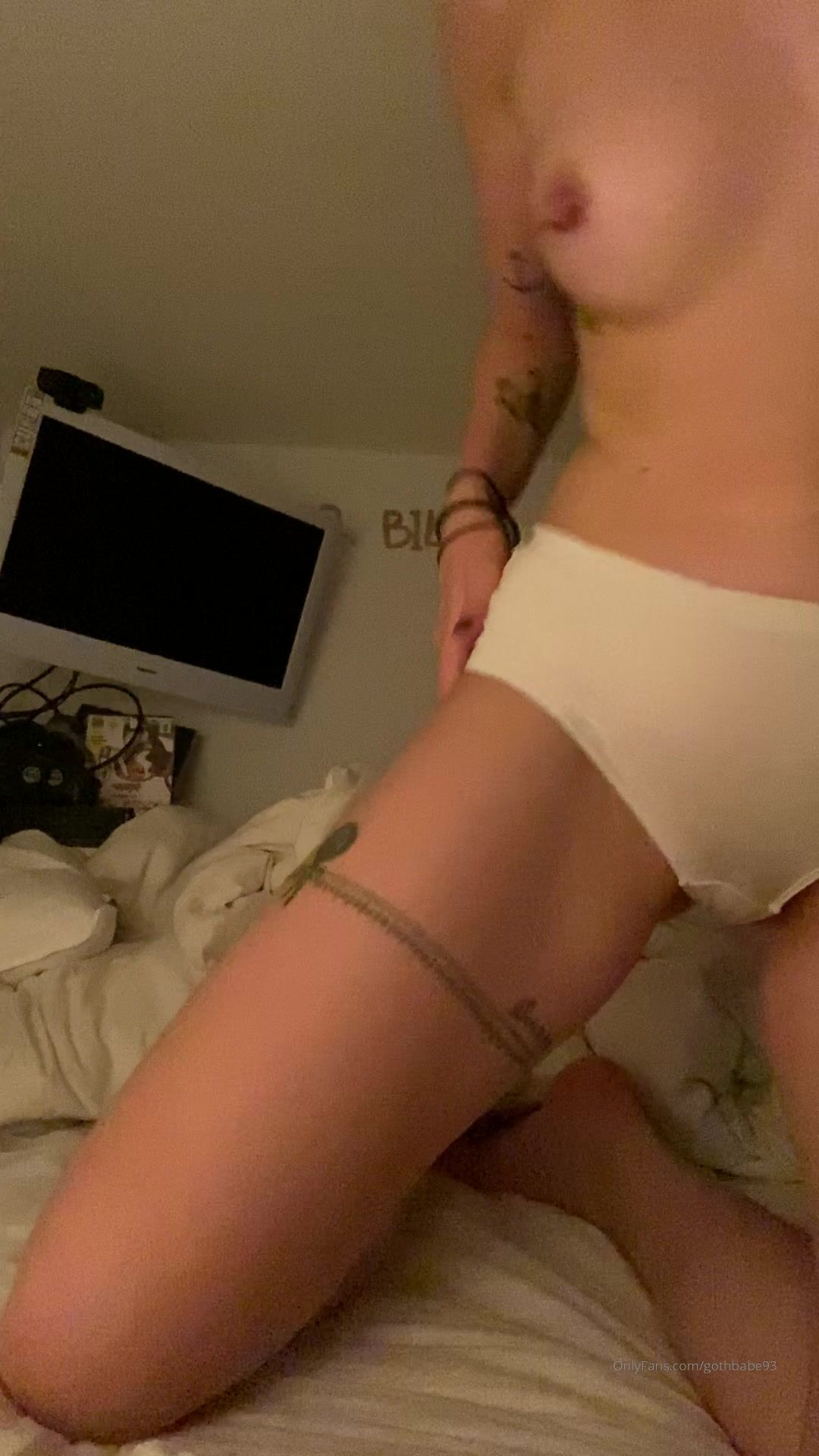 Swedish Gothbabe93 showing off her body