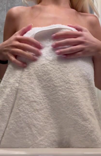 Swedish Shinylikeclara playing with her tits