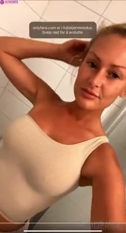 Norwegian Milf Missandersen Shows When She Pee