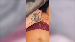 Alvanovaa masturbates in bed