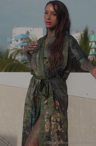 Swedish thecleopetra showing off her body