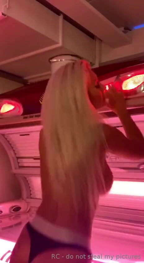Norwegian Babe Missreca/Scandidol Filming Her Big Tits At Solarium