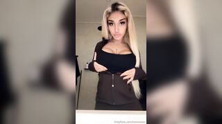 Henniwd showing off her big tits