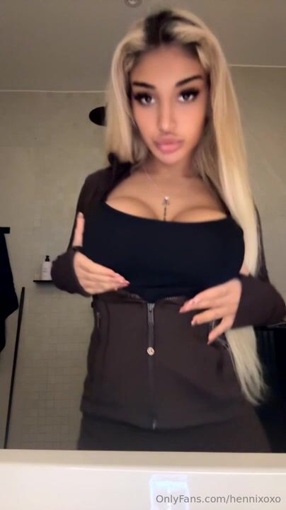Henniwd showing off her big tits