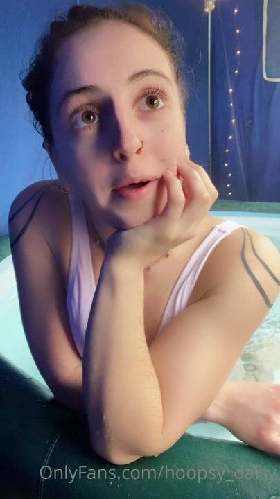 Hoopsy Daisy - Intense Solo Masturbation In Bathtub