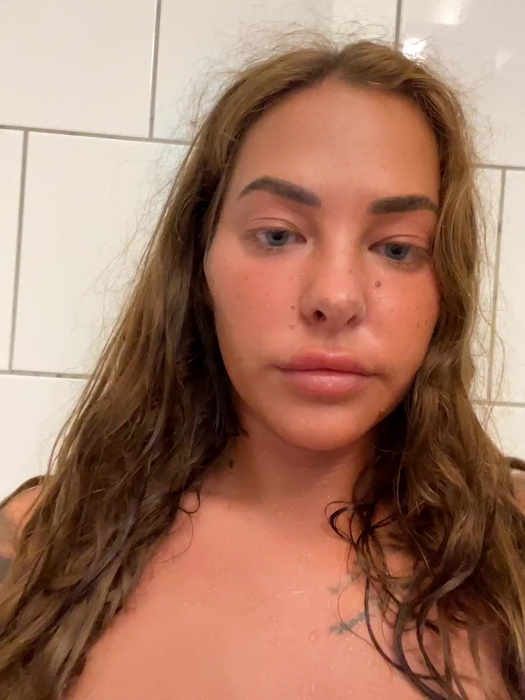 Swedish Mamachulo in the bathtub