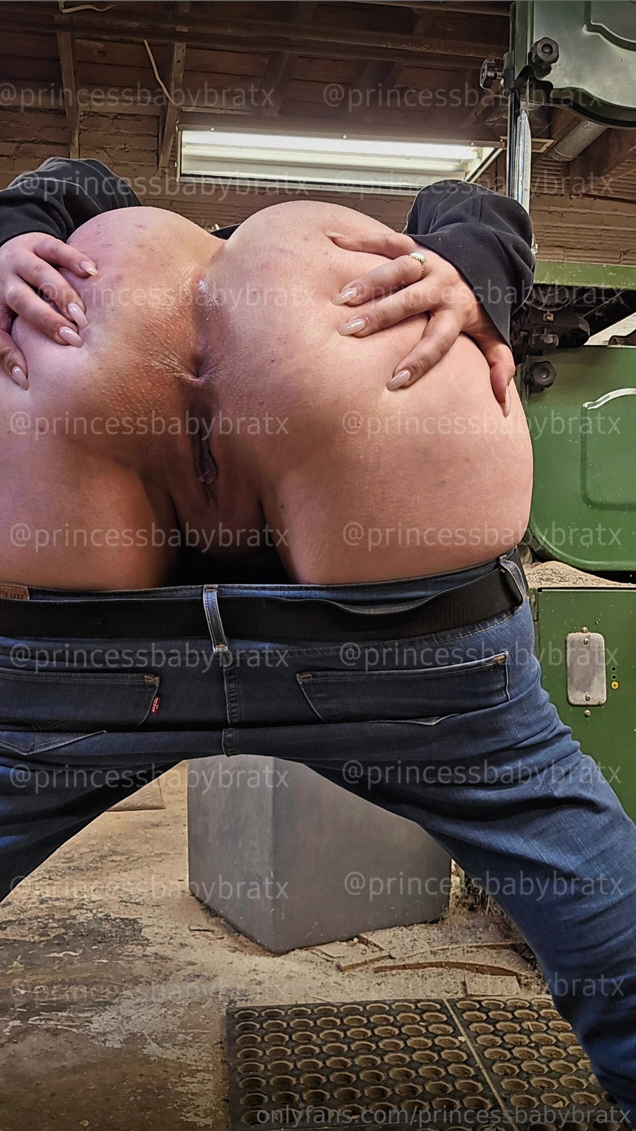 PrincessBabyBrat Showing Ass Rubbing Pussy At Work