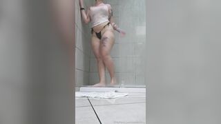 Sn0wmixy masturbates in shower