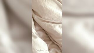 Swedish Shinylikeclara show off her body and masturbate