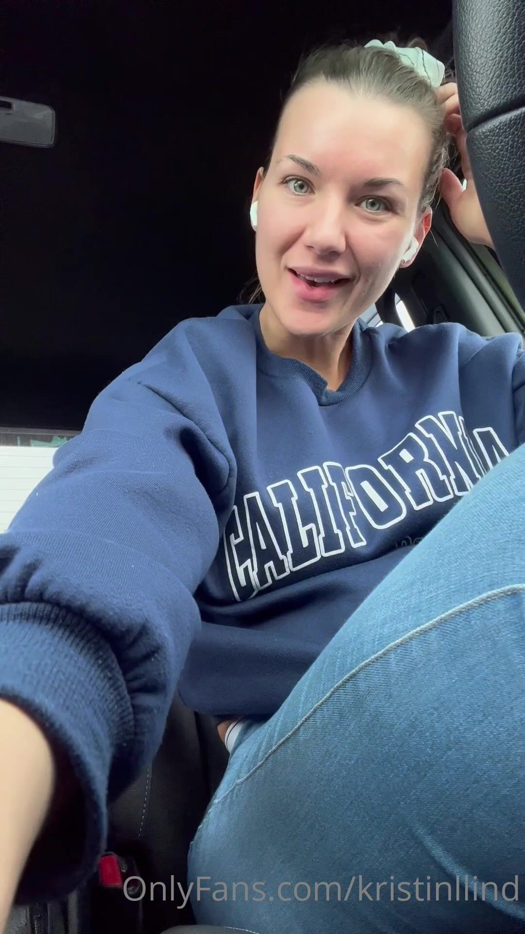 Pussy Masturbation in car with Norwegian Chick Kristin