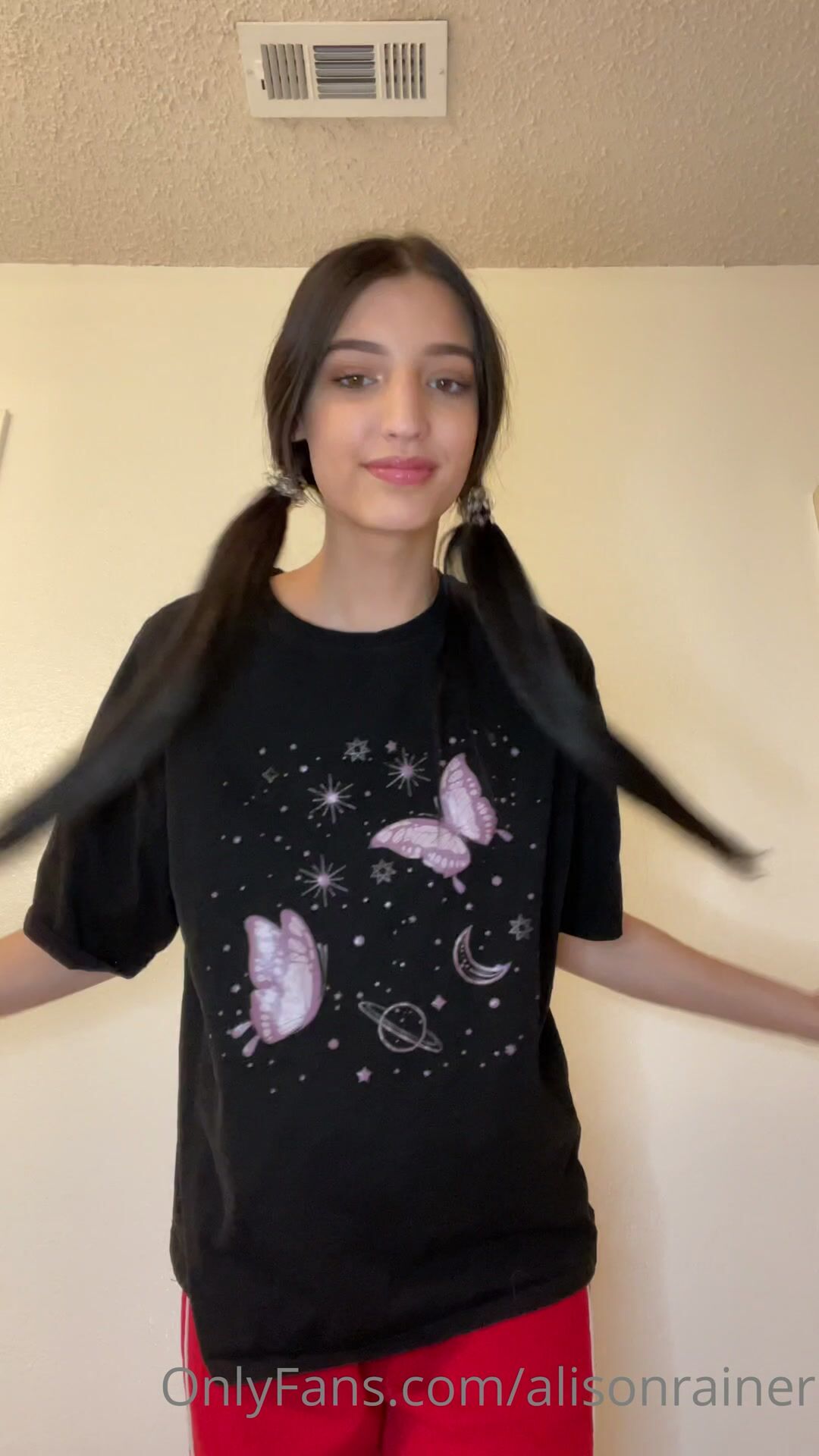 Alison Rainer Masturbates In The Bathtub With Showerhead