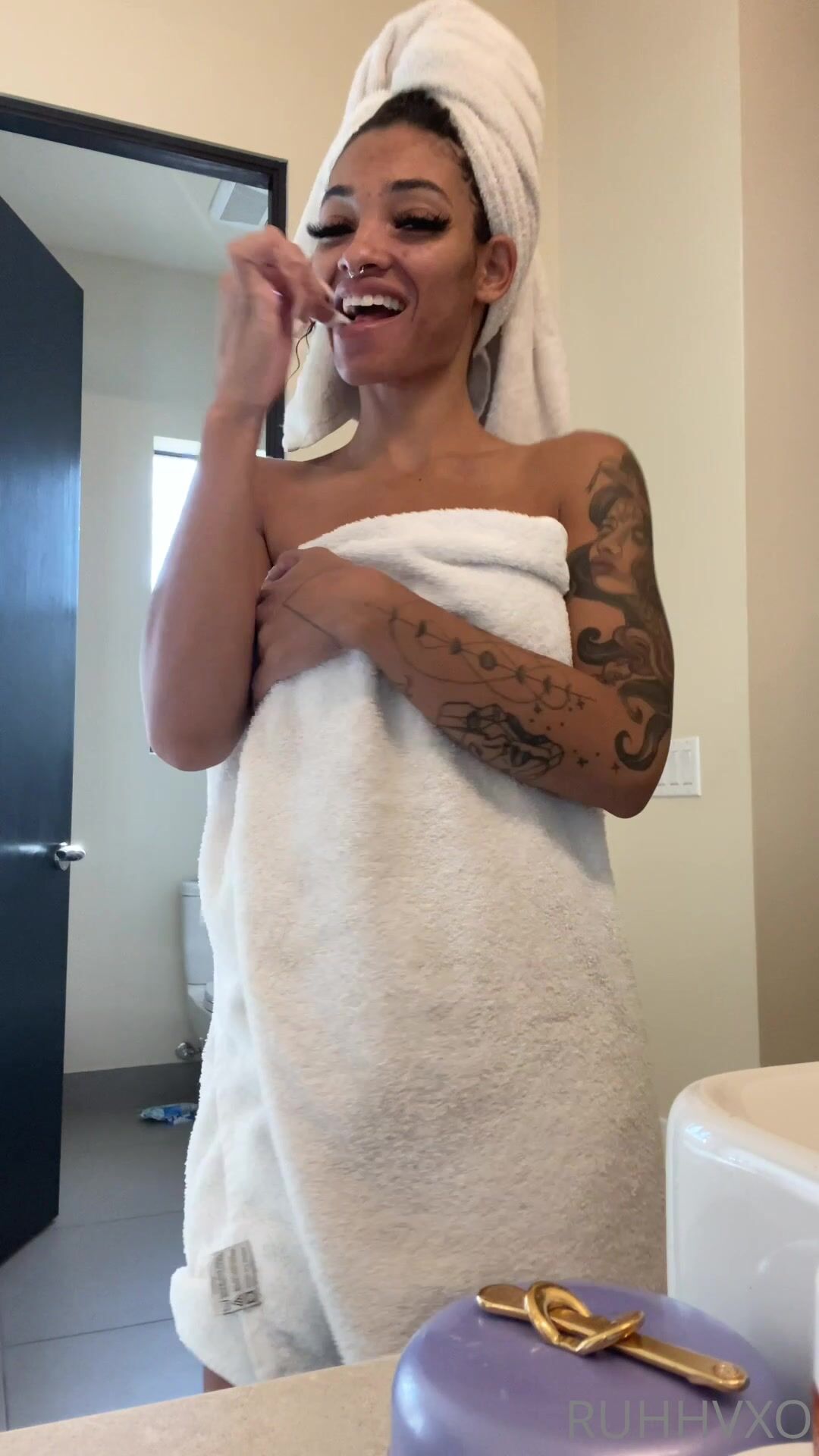 Erotic Medusa In The Bathroom