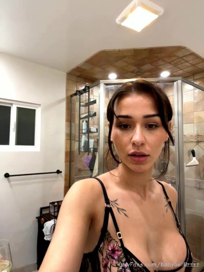 Isabella Urbzz Gets Ready For Shower