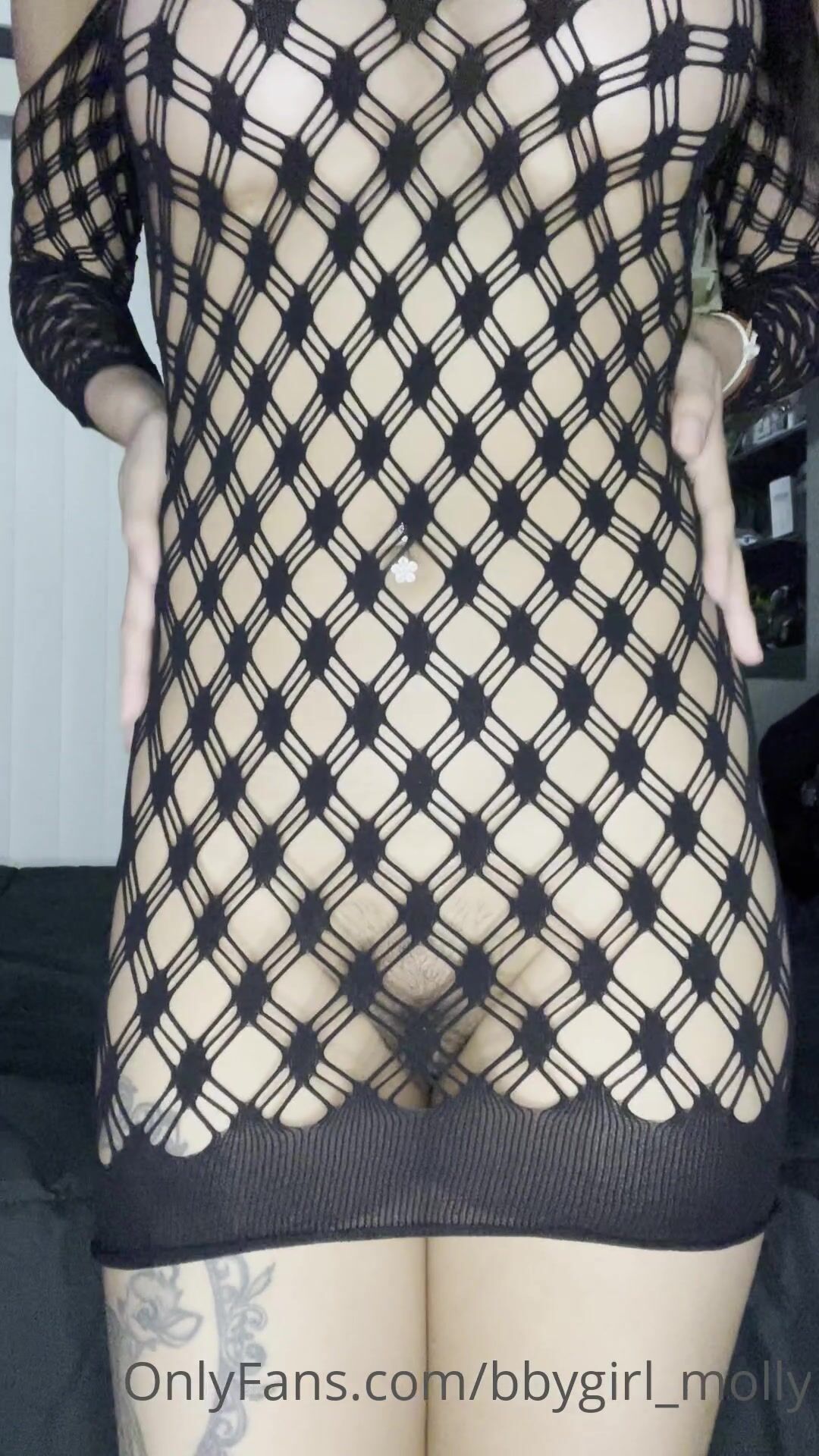 Bbygirl_Molly Shakes Booty With Ass Close Up