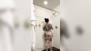 Dakotagrim In The Shower