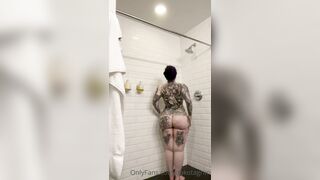 Dakotagrim In The Shower