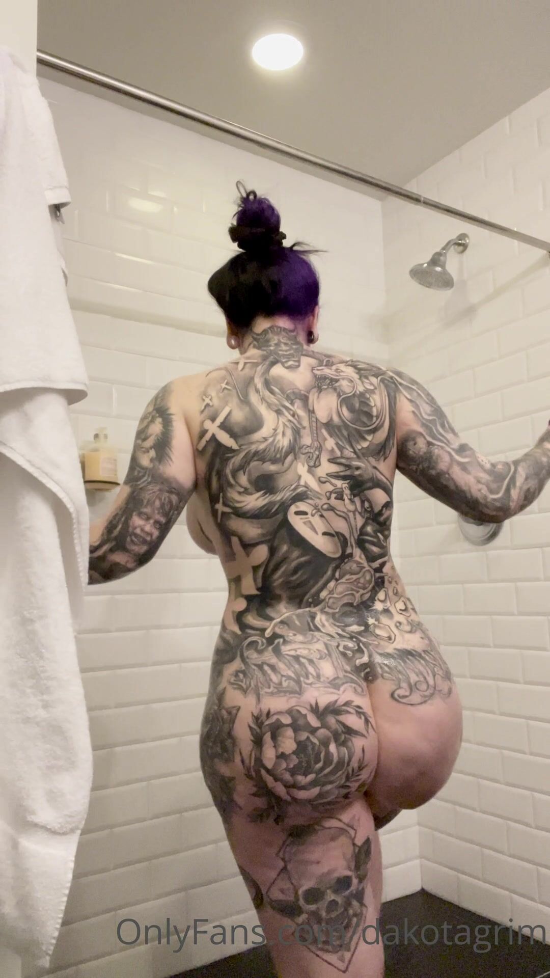 Dakotagrim In The Shower